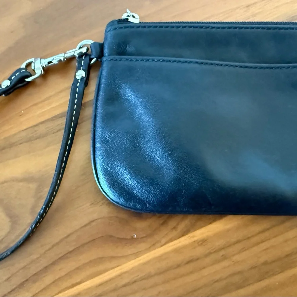 Elegant Coach Black Leather Wristlet - Picture 2 of 9